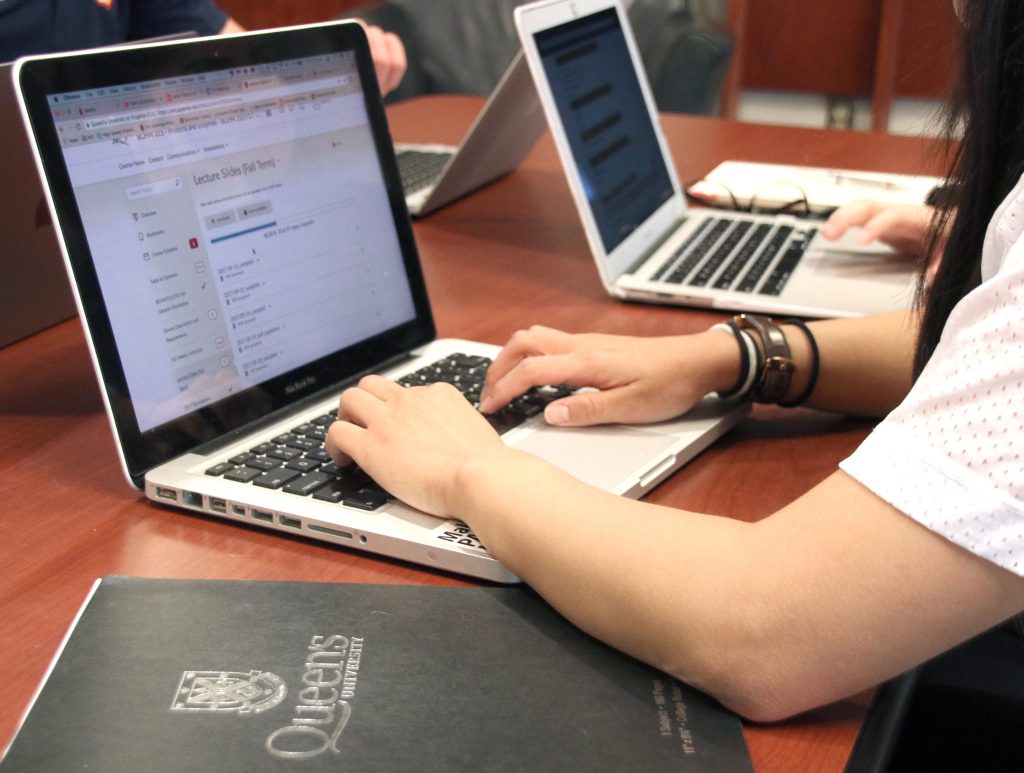 best online universities canada - queen's university